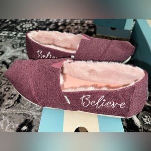 TOMS LE Believe burgundy sweater knit cozy faux fur size 9.5